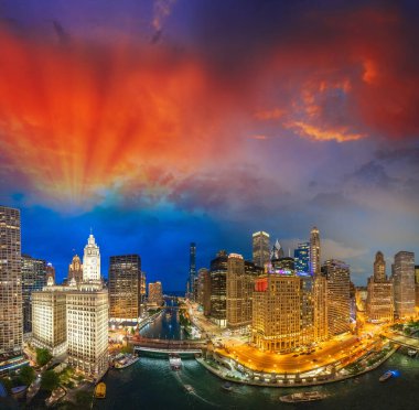 Chicago Nehri boyunca bir yaz gecesinde Chicago 'nun panoramik hava manzarası