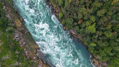 Niagara Şelalesi nehir ve vadisinin havadan görünüşü, Kanada ve ABD sınırı.