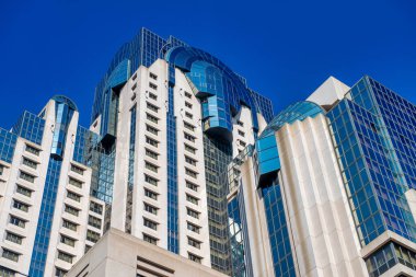 San Francisco, CA - 6 Ağustos 2017: Güneşli bir günde şehrin sokakları ve binaları.