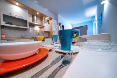 Modern bir pansiyonda mutfak ve televizyon..