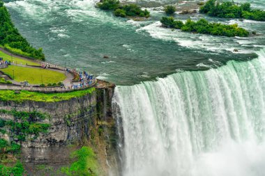Bulutlu bir sabahta Niagara Şelalesi 'nin havadan görünüşü. At Nalı Şelalesi.