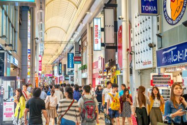 Osaka, Japonya - 28 Mayıs 2016: Dotonbori 'deki renkli aydınlık binalar.
