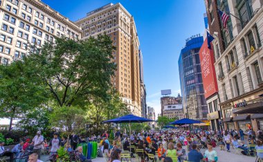 New York - Haziran 2013: Güneşli bir günde şehir sokakları ve binalar.
