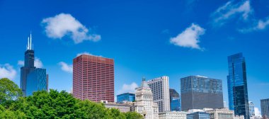 Chicago şehir merkezi gökdelenleri Grant Park 'tan mavi gökyüzü.