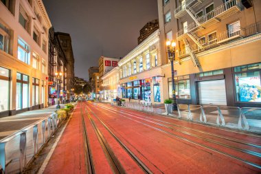 San Francisco, CA - 7 Ağustos 2017: Geceleri San Francisco şehir merkezi.