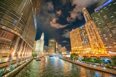 Şehir nehrinden Chicago gökdelenlerinin gece manzarası.