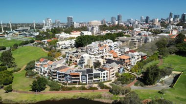 Perth, Avustralya 'daki Matagarup Köprüsü ve Kuğu Nehri' nin havadan görünüşü