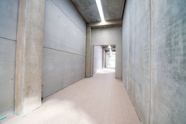 Bir inşaat alanının içi, büyük boş bir oda..