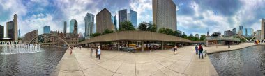 Toronto, Kanada - 1 Ağustos 2024: Nathan Phillips Meydanı 'ndan şehir silüeti.