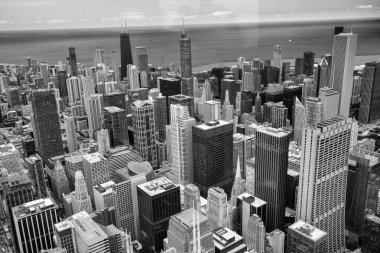 Chicago, IL - 24 Temmuz 2024: Chicago ufuk çizgisinin hava görüntüsü. Gökdelenler ve şehir simgeleri.