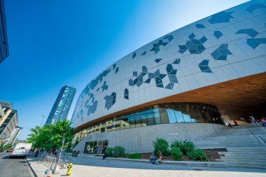 Calgary, Alberta - 10 Temmuz 2024: Calgary Halk Kütüphanesi 'nin dış görünümü.