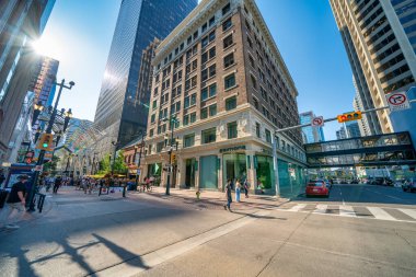 Calgary, Alberta - 10 Temmuz 2024: Şehir sokakları ve binaları gün batımında.