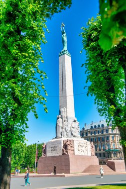 Riga, Letonya - 7 Temmuz 2017: Güneşli bir yaz gününde Riga şehir parkı ve simgeleri.