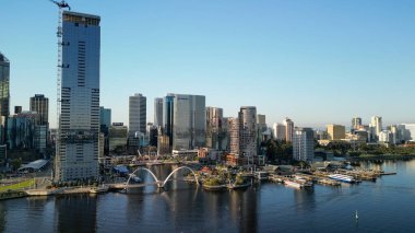 Batı Avustralya 'daki Swan River' dan gün batımında Perth 'in gökyüzü manzarası.