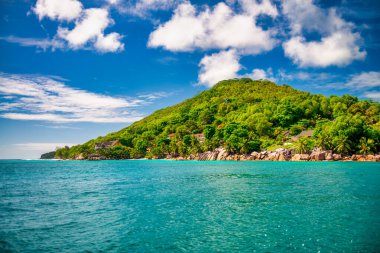 Seyşeller Takımadası 'ndaki La Digue Adası' nın muhteşem manzarası.