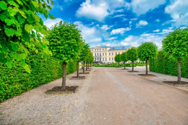 Bauska, Letonya - 12 Temmuz 2017: Letonya Rundale Sarayı. Saray Bauska kentine yakındır. Barok tarzında yapılmış..