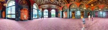 Chicago, IL - 28 Temmuz 2024: Chicago Kültür Merkezi 'nde turistler. İç mekanın panoramik görünümü