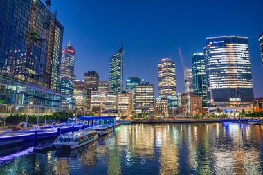 Perth, Avustralya - 31 Ağustos 2023: Günbatımında Elizabeth Quay Köprüsü ve gökdelenleri, Perth.