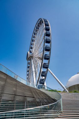 Chicago, IL - 26 Temmuz 2024 Donanma İskelesi boyunca dönme dolap.