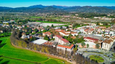 Lucca ortaçağ kasabasının havadan görünüşü, Toskana - İtalya.