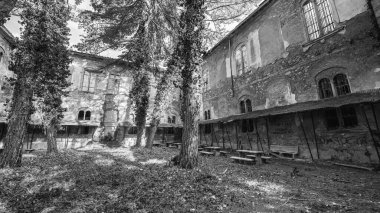 Karanlık ve Gizemli Volterra Tımarhanesi: Terk Edilmiş Koridorlarını Keşfetmek ve Mimariyi Lanetlemek.