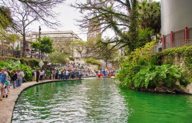 San Antonio, TX - 16 Mart 2008: Aziz Patrick Günü 'nde şehir nehri boyunca turistler ve yerel halk.