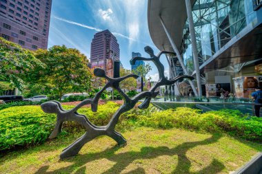 Singapur - 14 Eylül 2023: Güneşli bir günde Orchard Yolu boyunca modern binalar.