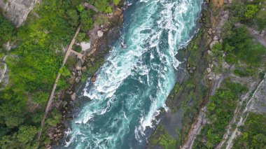 Niagara Şelalesi nehir ve vadisinin havadan görünüşü, Kanada ve ABD sınırı.