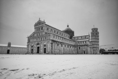 Kar Kaplamalı Pisa: Fırtınadan Sonra İkonik Eğik Kule ve Şehir Caddelerini Yakalamak.