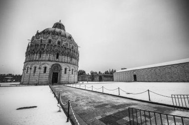 Kar Altında Pisa: Kar Fırtınasından Sonra Güzel Bir Kış Harikalar Diyarı.
