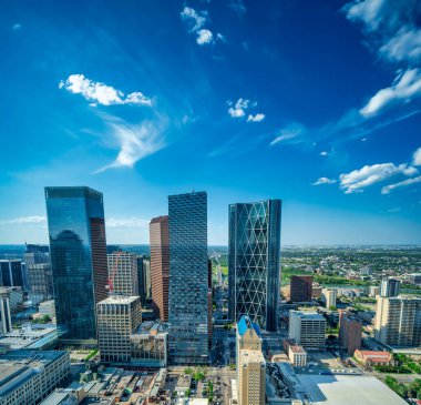 Calgary şehir merkezindeki gökdelenler güneşli bir günde şehrin sokaklarından, Alberta - Kanada.