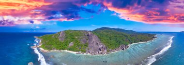 La Digue, Seyşeller 'deki Anse Source D' Argent Sahili. Güneşli bir günde tropikal kıyı şeridinin havadan görünüşü.