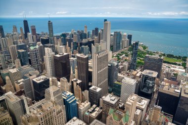 Chicago, IL - 24 Temmuz 2024: Chicago ufuk çizgisinin hava görüntüsü. Gökdelenler ve şehir simgeleri.