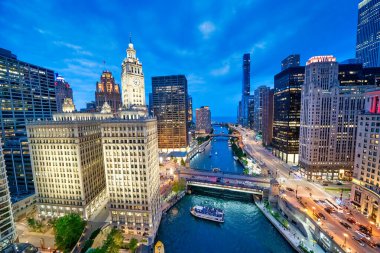 Şehrin çatısından Chicago gökdelenlerinin gece manzarası.