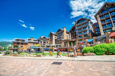 Vail, CO - 3 Temmuz 2019: Güneşli bir yaz gününde güzel şehir sokakları ve binalar.