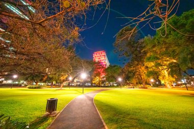 Perth 'te gece şehir parkı.