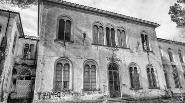 Karanlık ve Gizemli Volterra Tımarhanesi: Terk Edilmiş Koridorlarını Keşfetmek ve Mimariyi Lanetlemek.