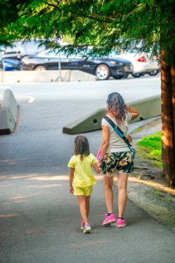 parkta yürüyen bir aile.