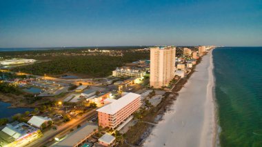 Panama City Sahili 'nin günbatımında panoramik hava manzarası, Florida.