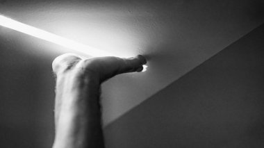 Komşu Işıklandırma ve Ev Dekorasyonu İçin Kolay ve Verimli LED Strip Kurulumu.