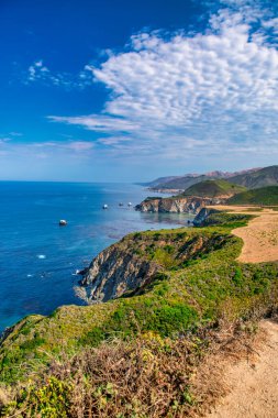 Kaliforniya Bixby Köprüsü yakınlarındaki Big Sur kıyı şeridi.