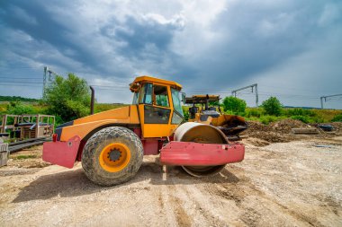 İnşaat alanı. Kazıcı siperleri kazıyor. Dış kanalizasyon boruları döşemek için siper.