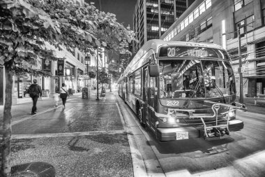 Vancouver, Kanada - 9 Ağustos 2017: Geceleri şehir sokakları ve binalar.