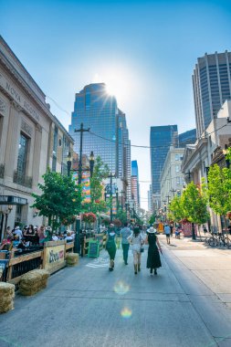 Calgary, Alberta - 10 Temmuz 2024: Şehir sokakları ve binaları gün batımında.