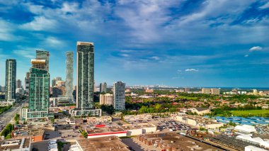 Güzel bir yaz günü, Ontario, Kanada 'da Mississauga' nın gökyüzü manzarası..