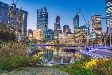 Perth, Avustralya - 31 Ağustos 2023: Günbatımında Elizabeth Quay Köprüsü ve gökdelenleri, Perth.
