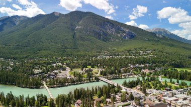 Güzel bir yaz gününde Banff Town 'ın hava manzarası. Alberta - Kanada.