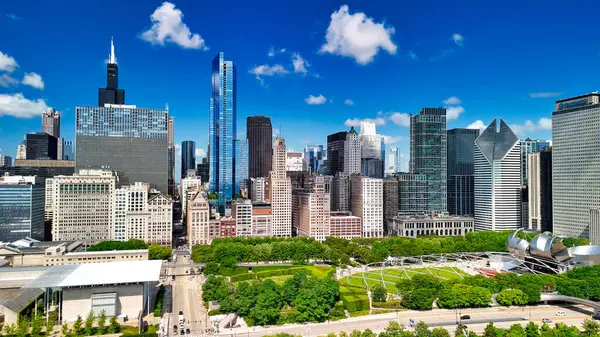 Chicago, IL - 25 Temmuz 2024: Harika bir yaz gününde Millennium Park 'tan Chicago' nun hava manzarası.