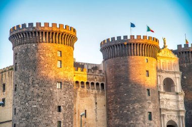 Napoli 'deki Majestic Maschio Angioino kalesi, ortaçağ mimarisinin tarihi bir simgesi..