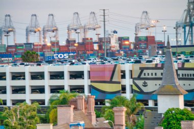 Los Angeles, CA - 31 Temmuz 2017: Yaz mevsiminde Long Beach kıyı şeridi, hava manzarası.